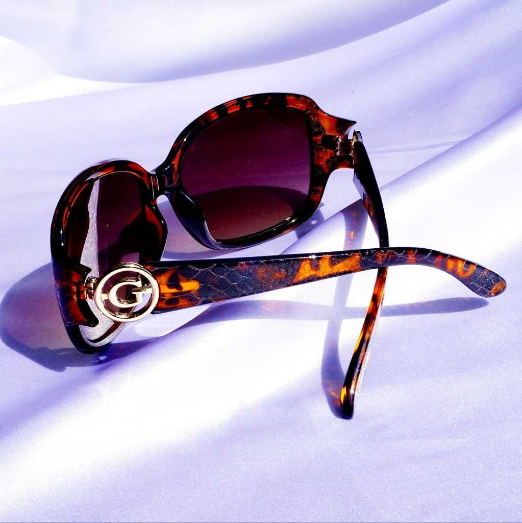 Okulary słoneczne Guess GU7310  bursztunowe skóra węża sunglasses