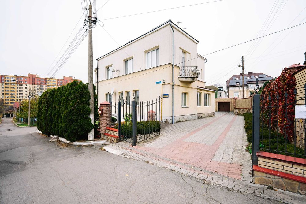 Простора дворівнева квартира в центрі!