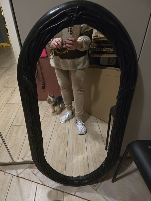 Lustro w skórzanej oprawie.