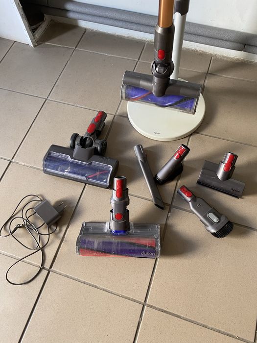 Odkurzacz Dyson v11 duży zestaw /stojak