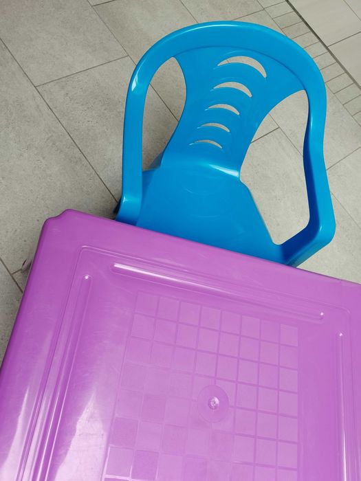 dziecięcy stolik i dwa krzesełka