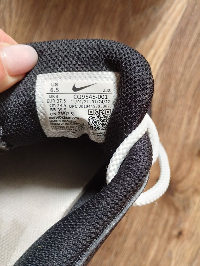 Кроссовки Nike оригинал. 37,5 р