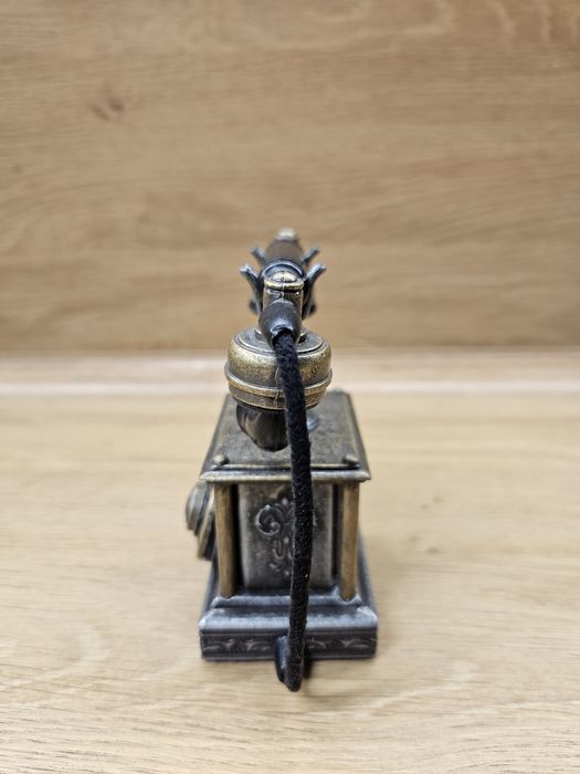 Figurka Zapalniczka gazowa w stylu retro – telefon antyczny (nie dział