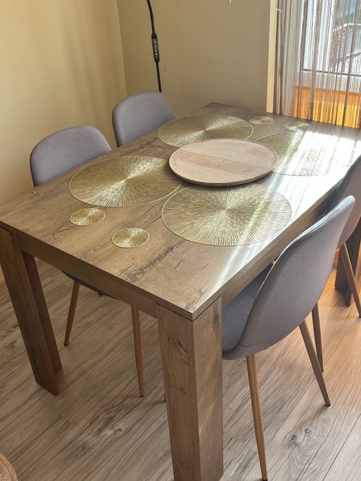 Stół z zestawem krzeseł