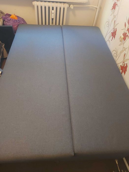 Łóżko z poduszkami