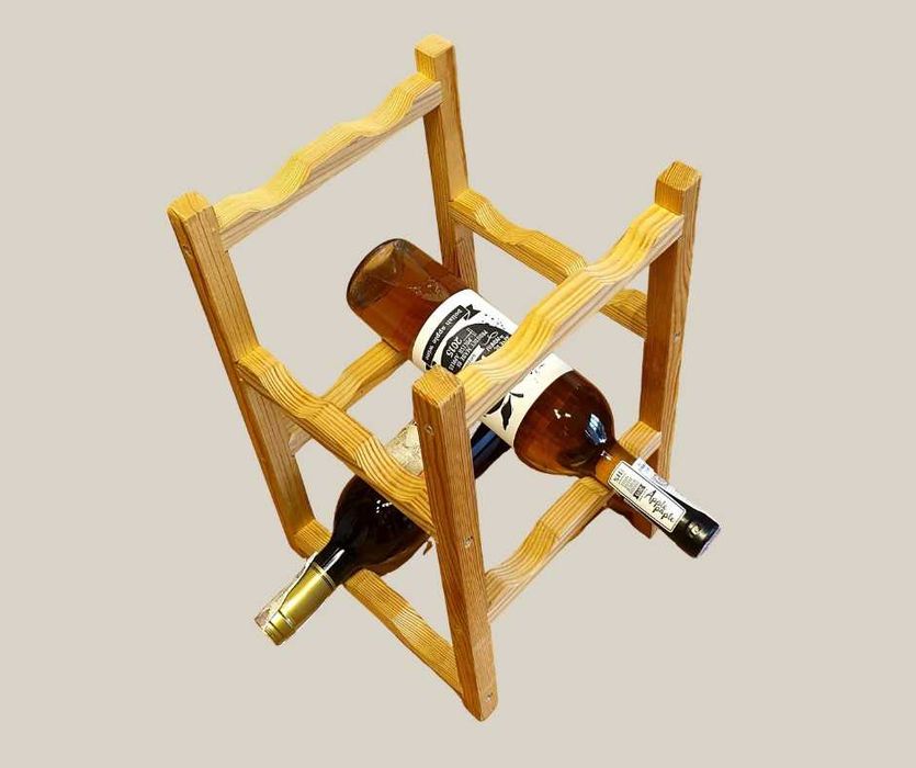 Poręczny, rustykalny, drewniany stojak na wino. Na 8 butelek.