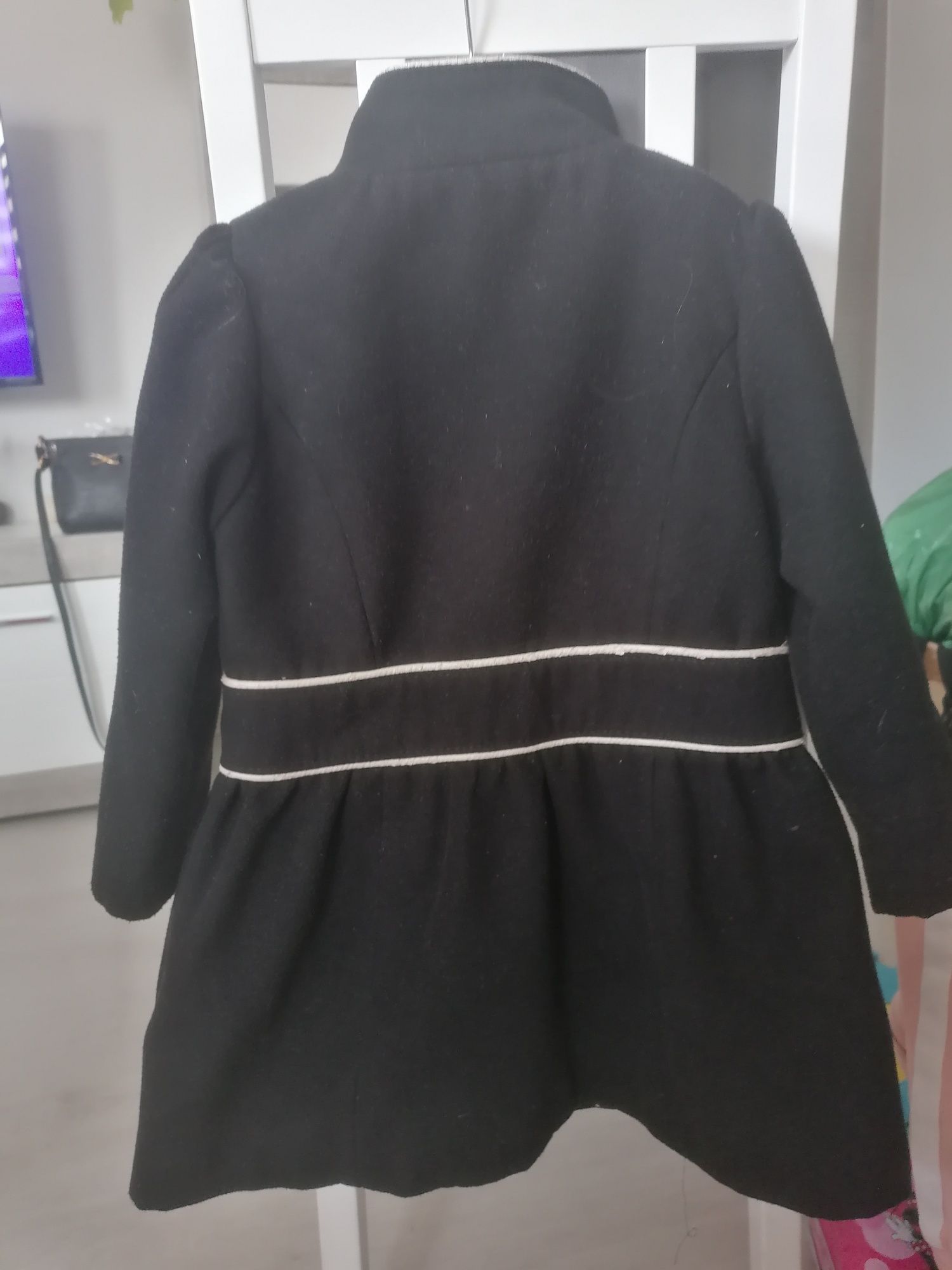 Czarny płaszcz Next 104 cm