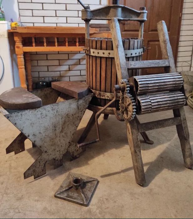 Продам комплект: пресс виноградний ссср в зборі + дробильня дешево !