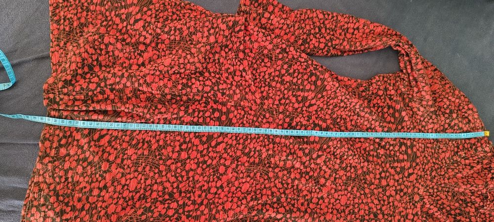 Sukienka tunika z półgolfem w czerwone kwiaty