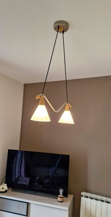 Lampa sufitowa pięknie zdobi