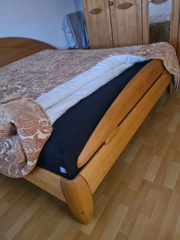 Cama de Casal em madeira maciça com 2 cabeceiras e um guarda fato