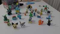 Figuras e tazos pokemon