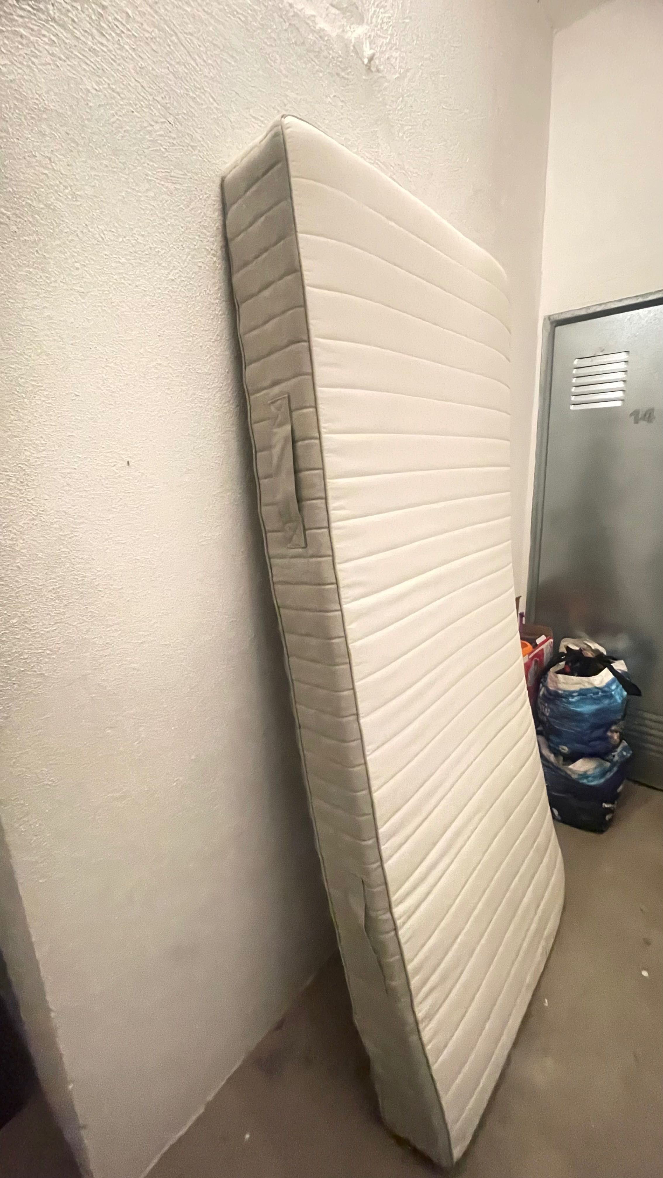 Colchão de solteiro ikea e estrado