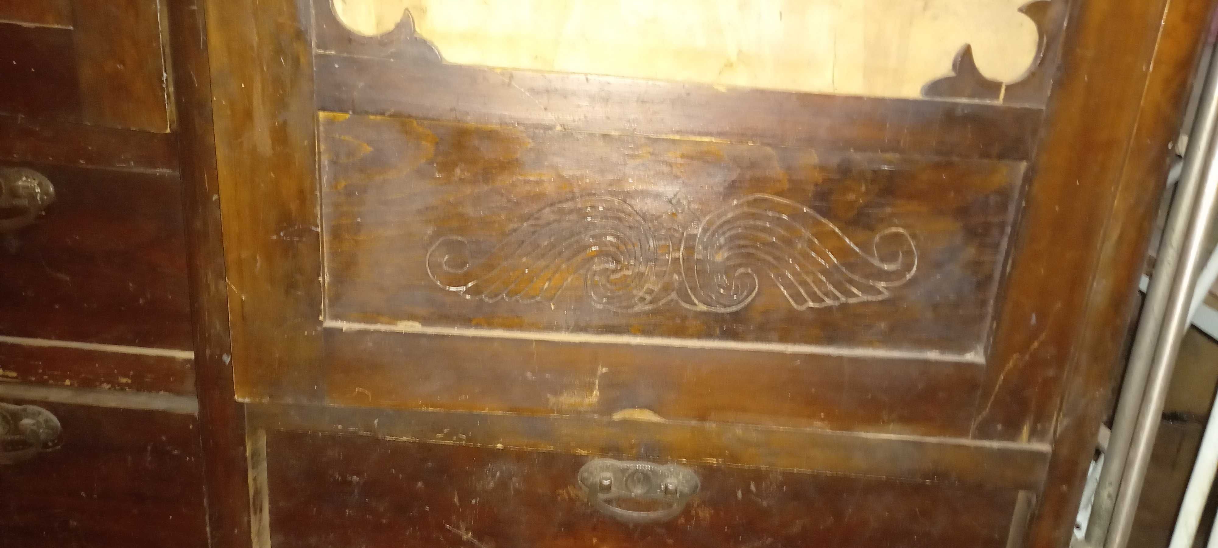Шкаф деревянный с ручной резьбой 30х годов антиквариат раритет