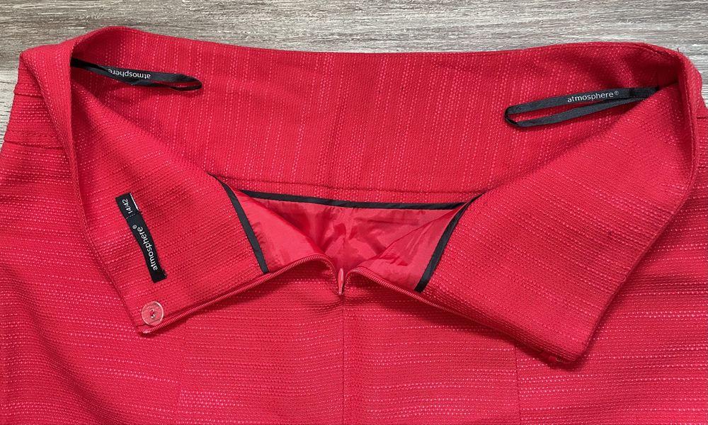 Saia vermelha com relevos (Atmosphere, tamanho 42)