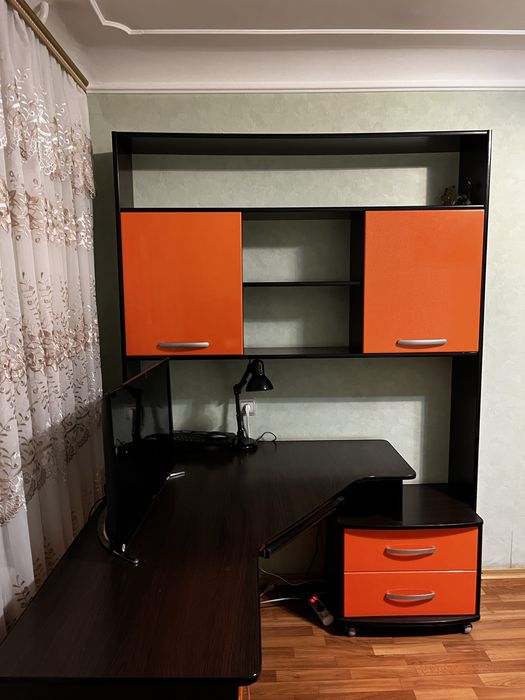 Продам кутовий комп’ютерний стіл з надбудовою