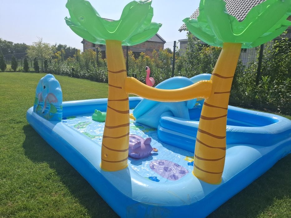 Basen, wodny plac zabaw dla dzieci