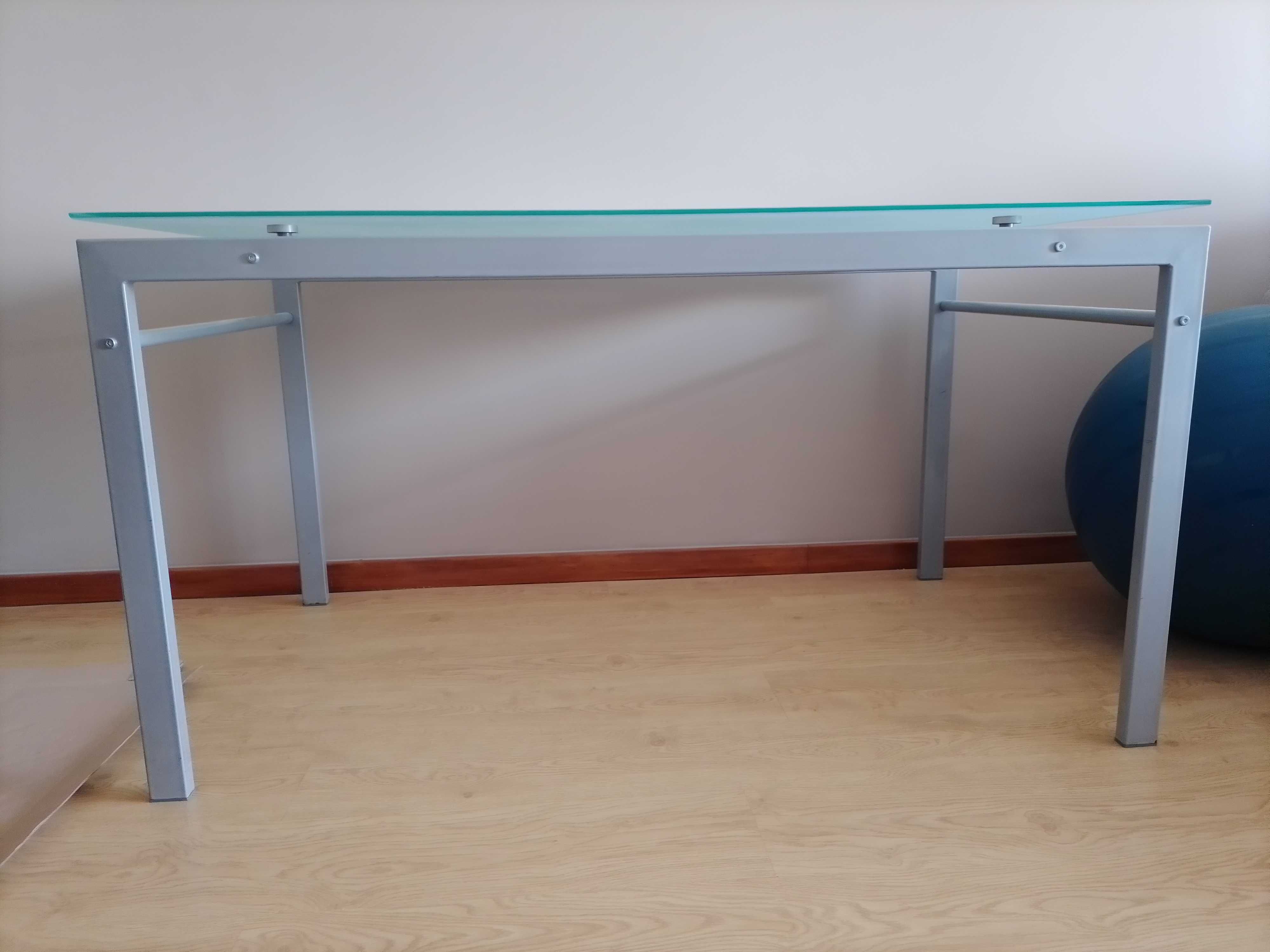 Mesa metálica com tampo em vidro fosco temperado