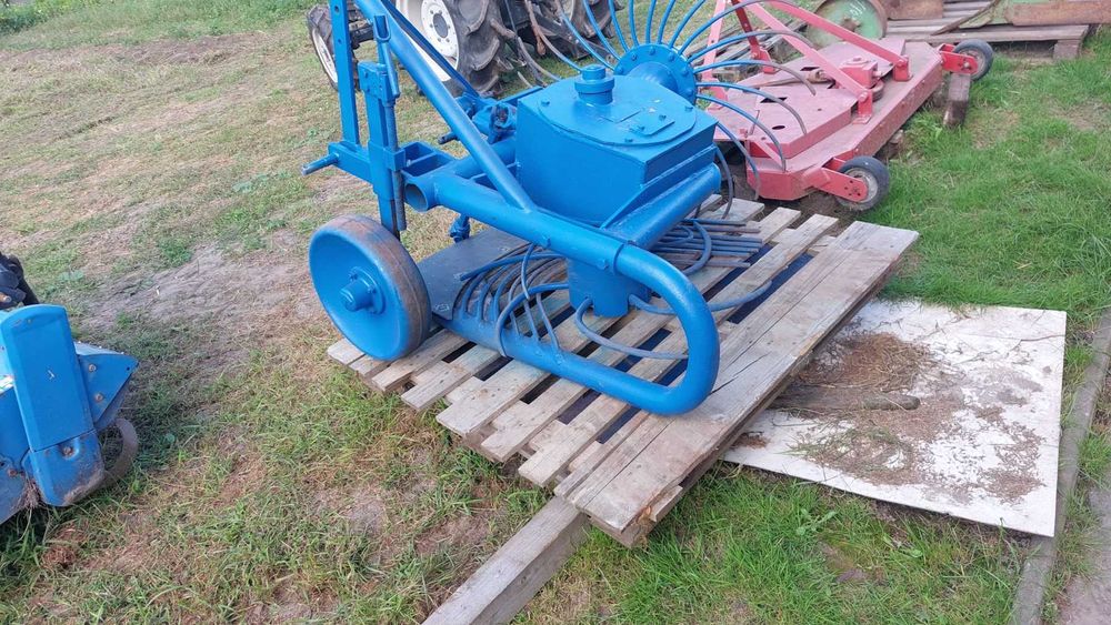 Картоплекопачка , копалка, копачка , вертушка .