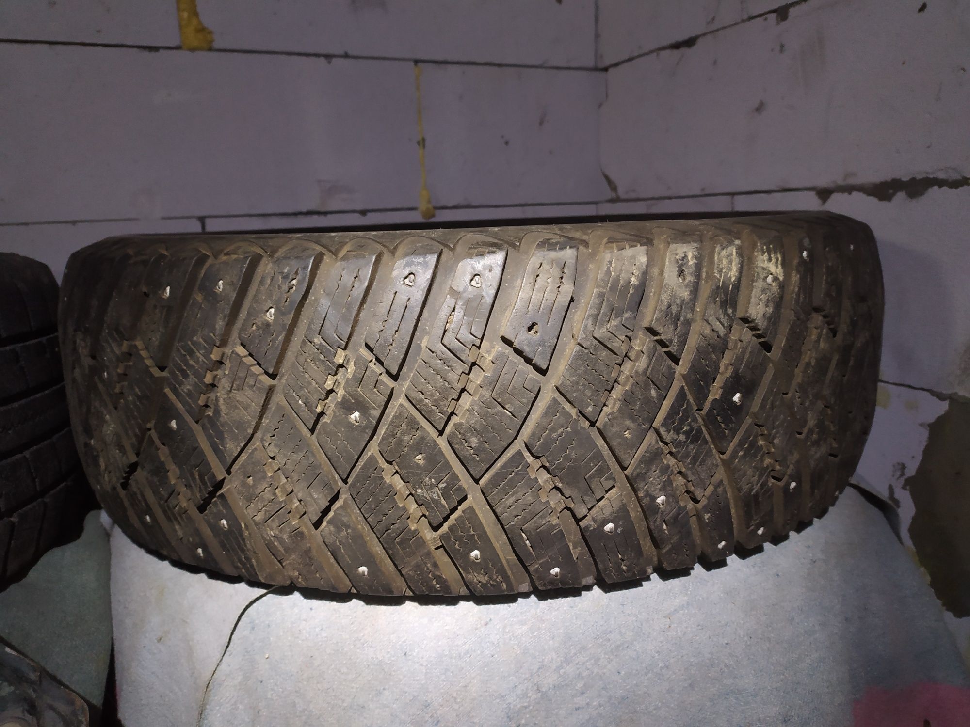Одна зимова покришка Good year 215/65 r16