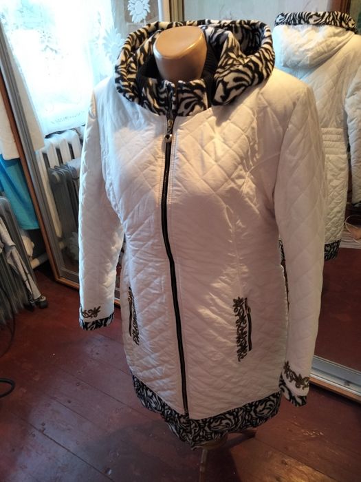 Белое демисизоное пальто.