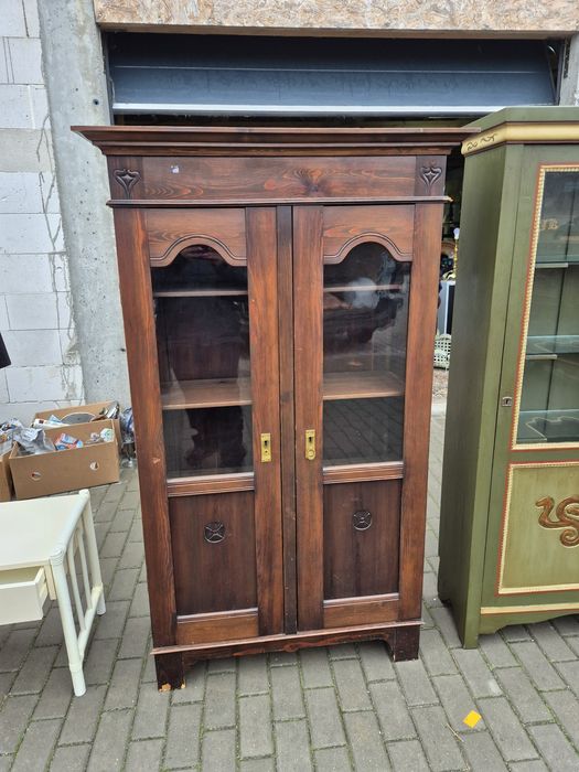 Wysoka komoda przeszklona