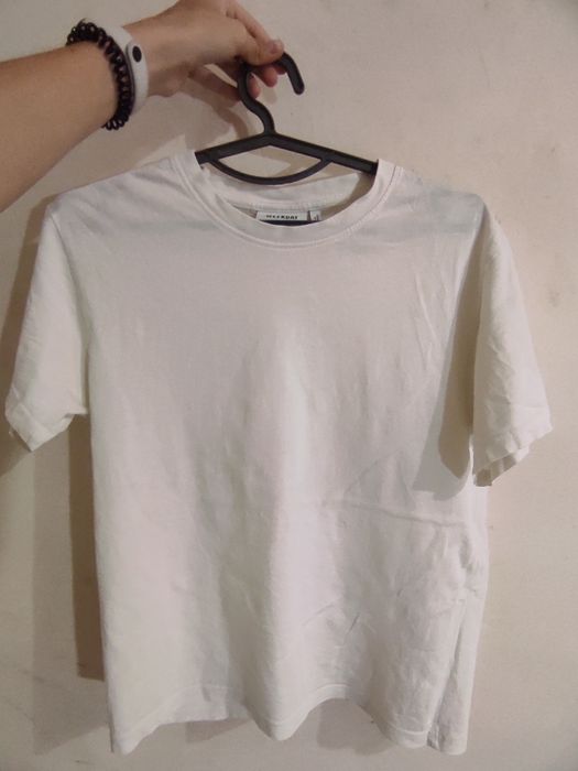 Универсальная белая футболка