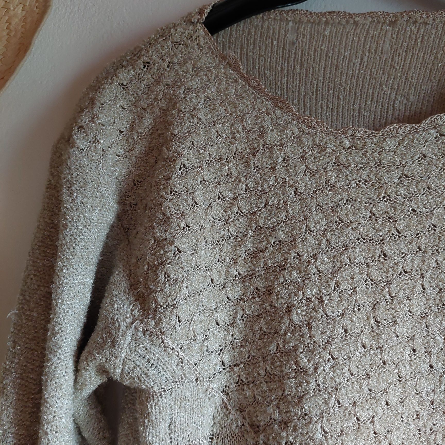 Beżowy sweter że zdobieniami po bokach rozmiar M vintage
