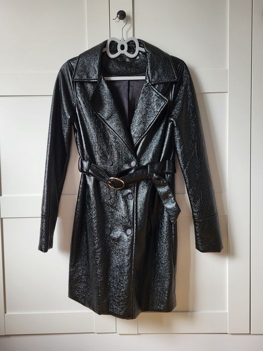 Missguided czarny wiosenny płaszcz długi z klamrą