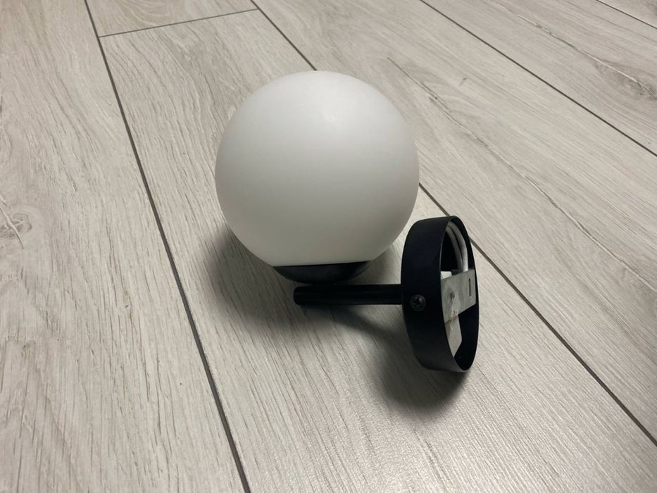 Бра, настінний світильник.