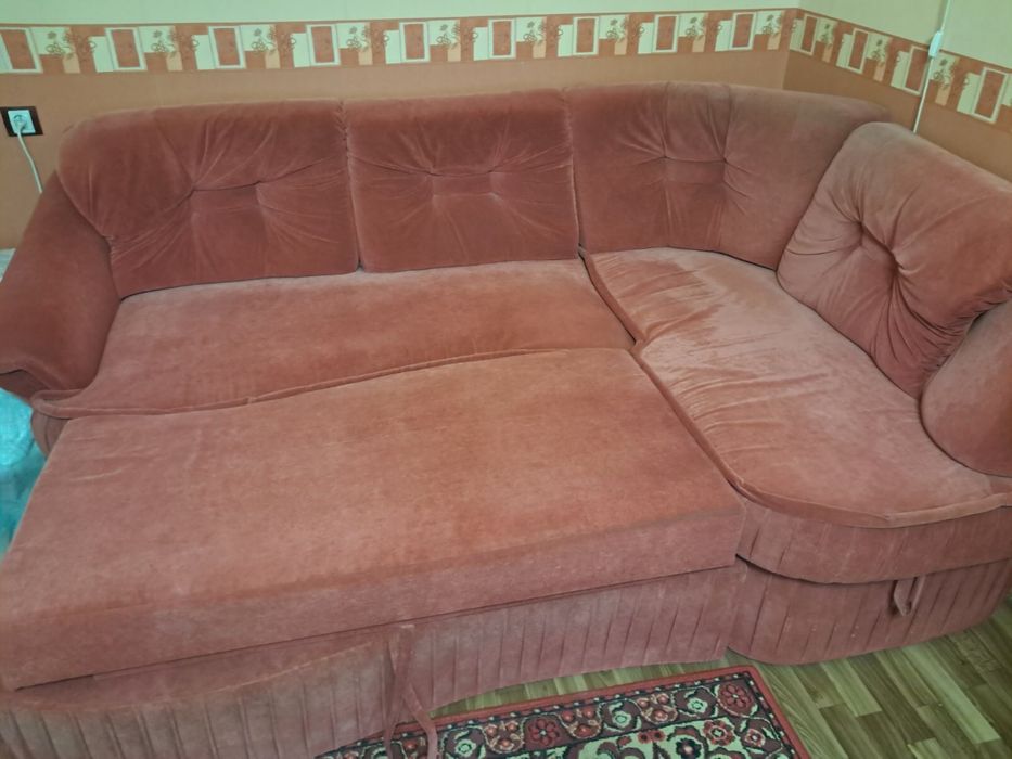 Диван в гарному стані