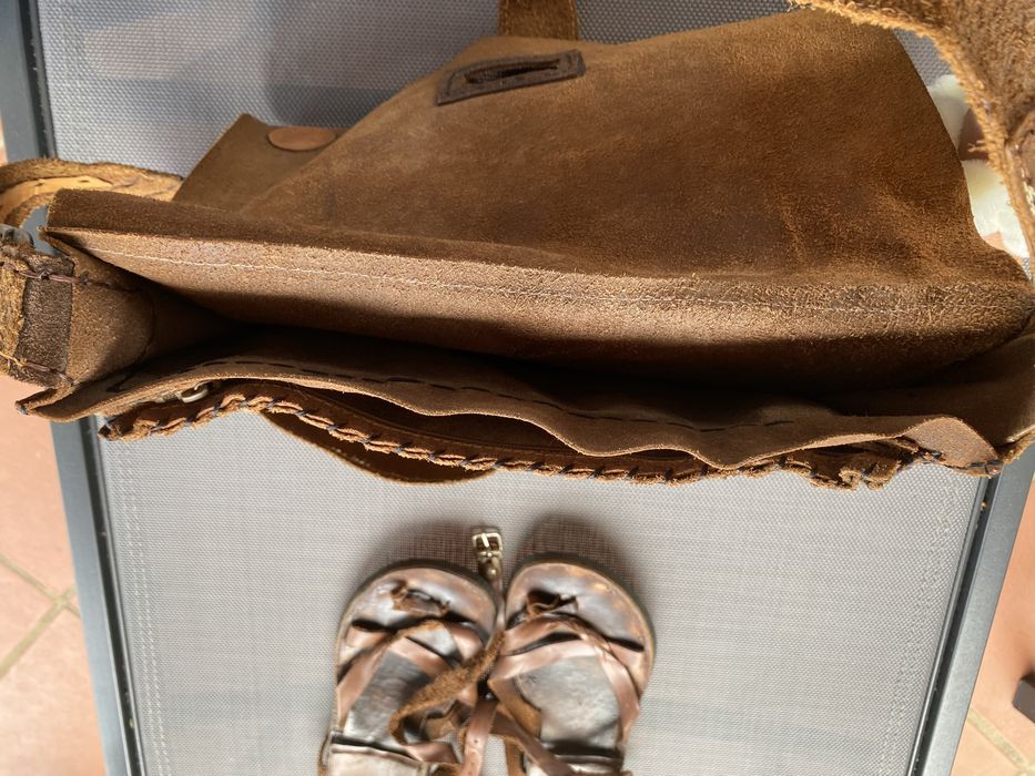 Saco artesanal e sandálias, em couro