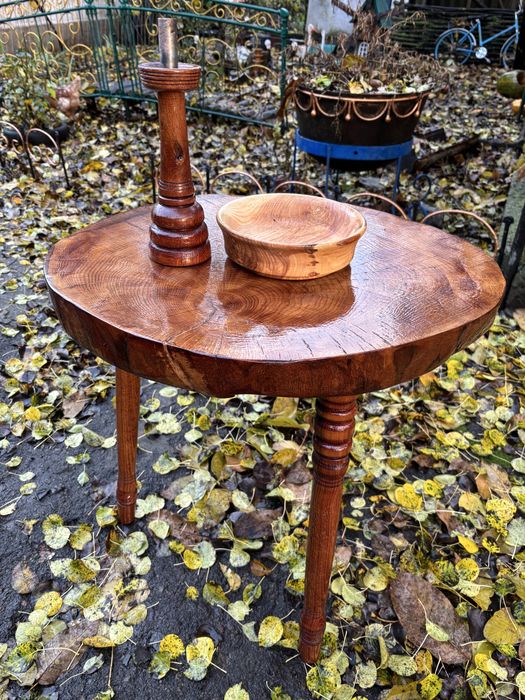 Стіл деревяний  лакований  на трьох ніжках