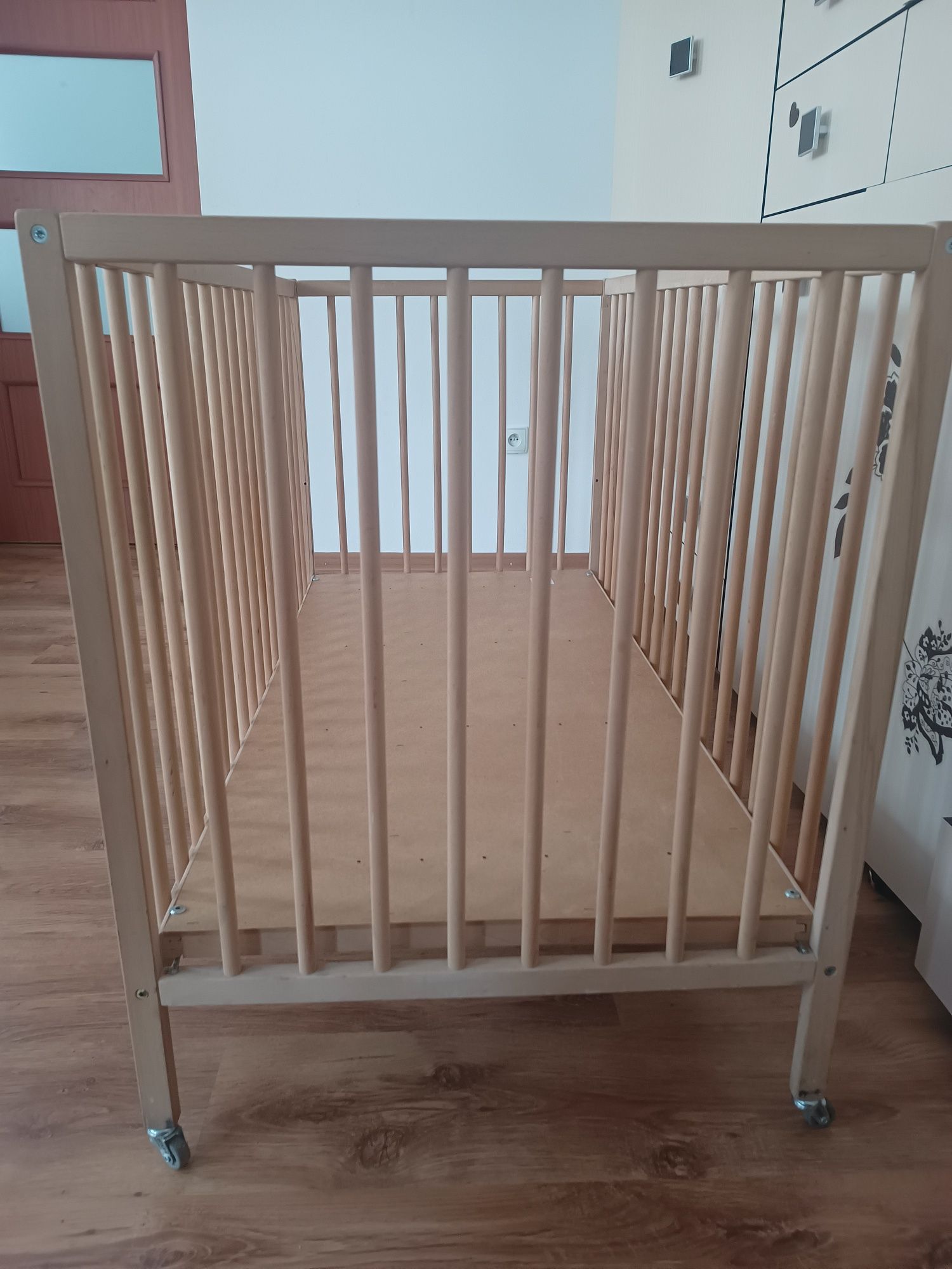 łóżeczko dzieciece na kółkach + ochraniacz
