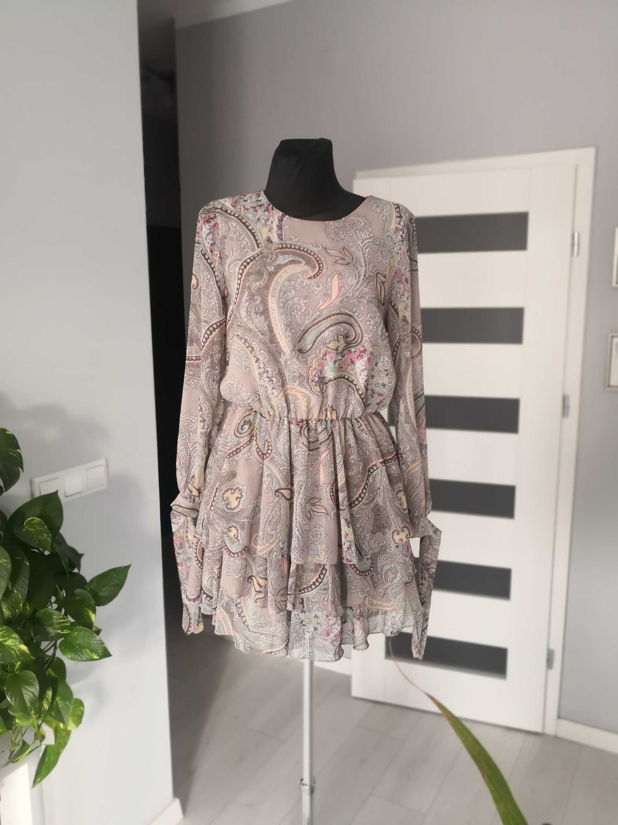 Szara sukienka paisley