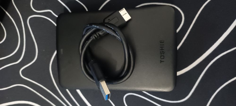Disco rígido externo portátil Toshiba Canvio Basics preto  2Tb