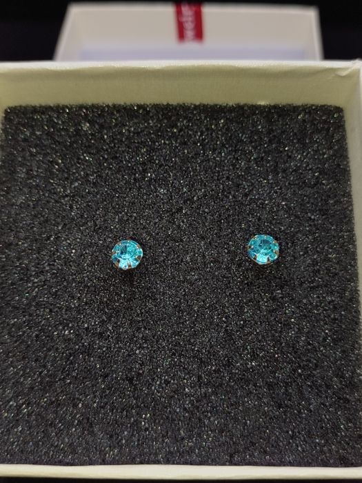 Piękne Kolczyki z jasno-błękitnym diamentem