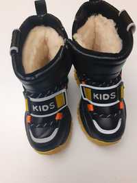 Новые зимние детские ботинки  размер 27 со светящийся  подошвой