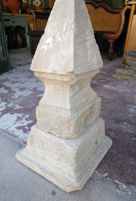 Antigo topo final em pedra de xisto