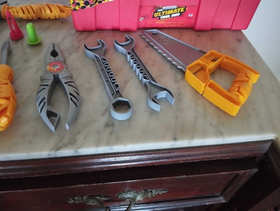 Conjunto de ferramentas com caixa que não fecha muito bem a tampa.