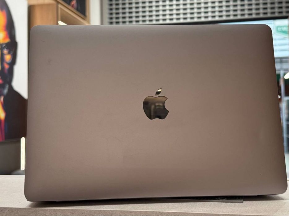 USED MacBook Pro 13" Space Gray M1 8/256GB 2020 (MYD82) GiGiStore