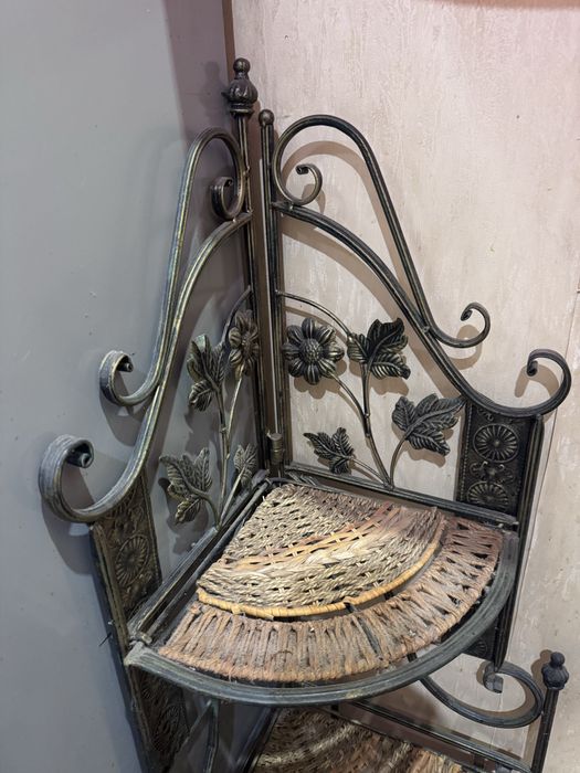 Проодам металеву ковану углову полку