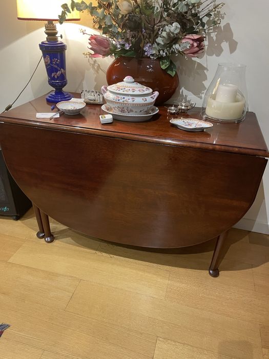 Mesa de jantar de abas em madeira