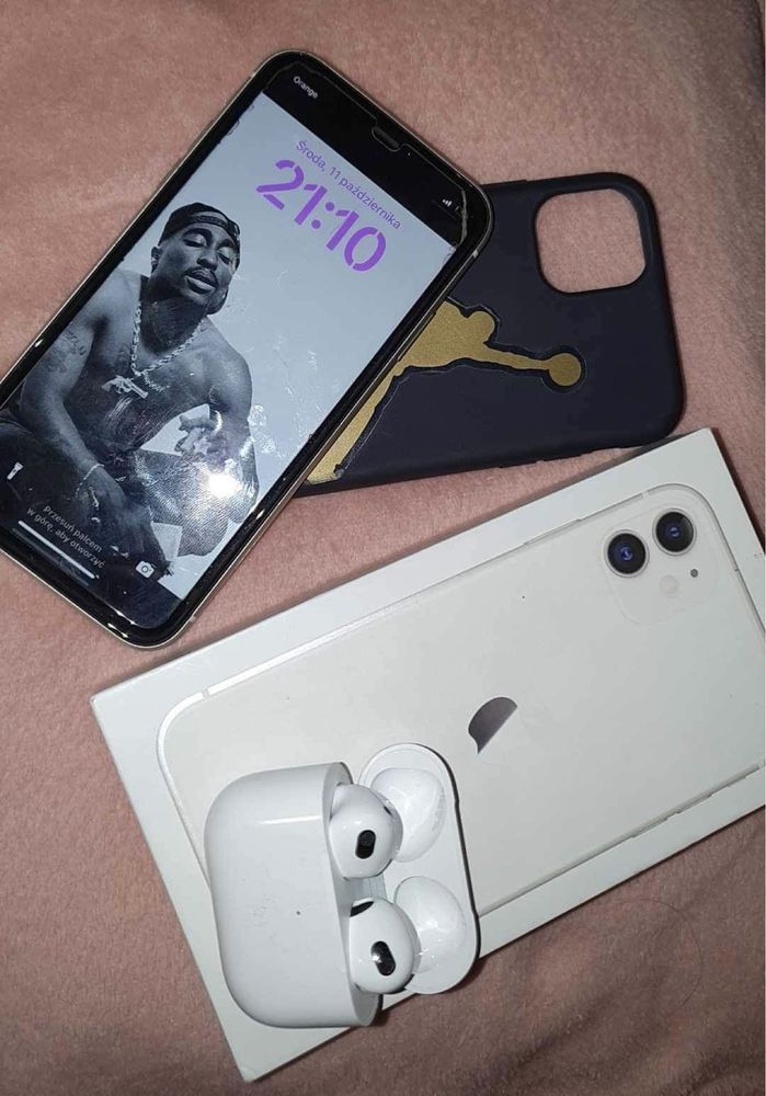 iPhone 11 AirPods 3