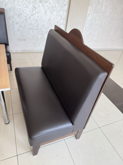 Столи та диванчики у кафе/ресторан