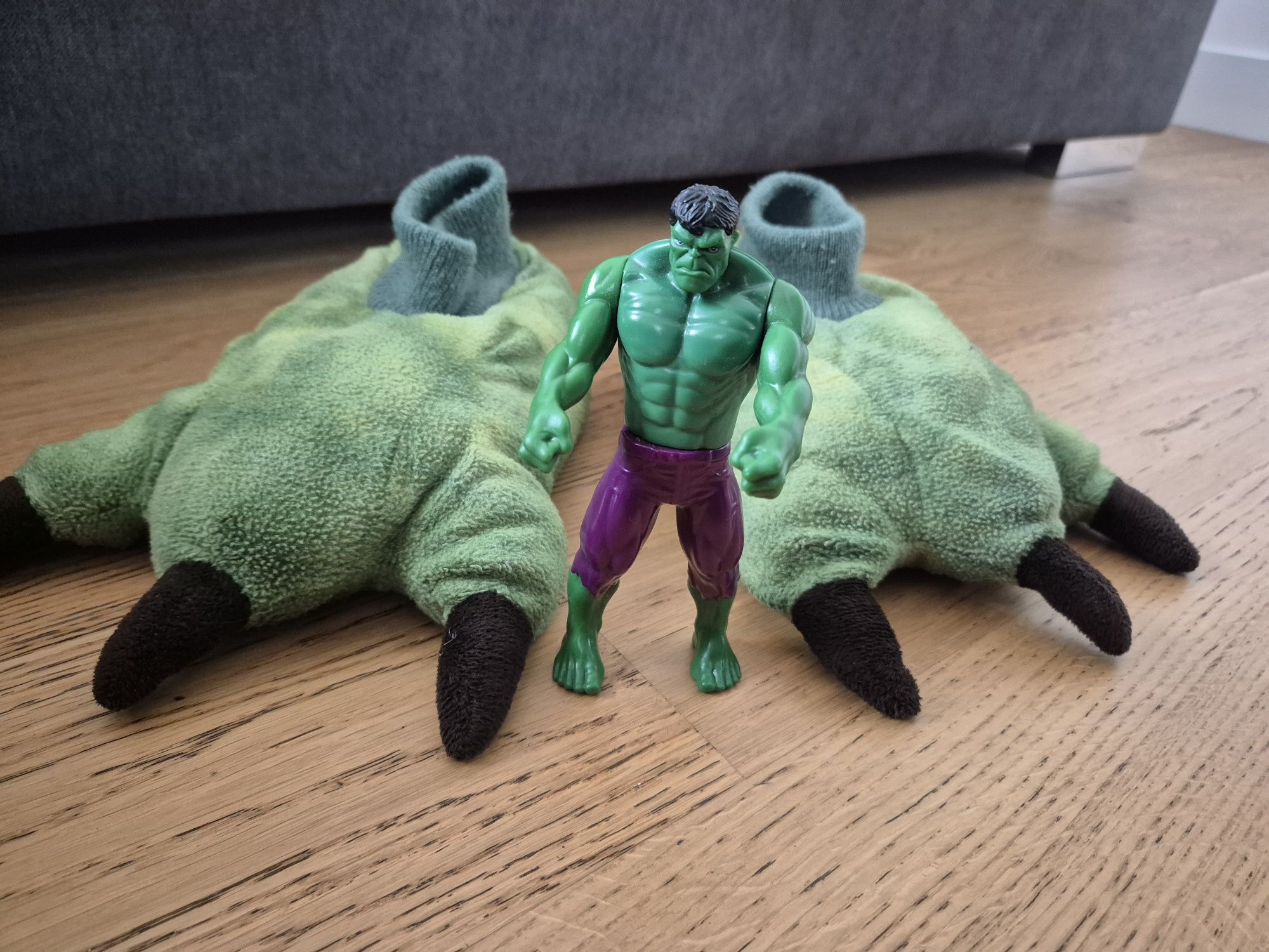 Hulk kapcie i figurka