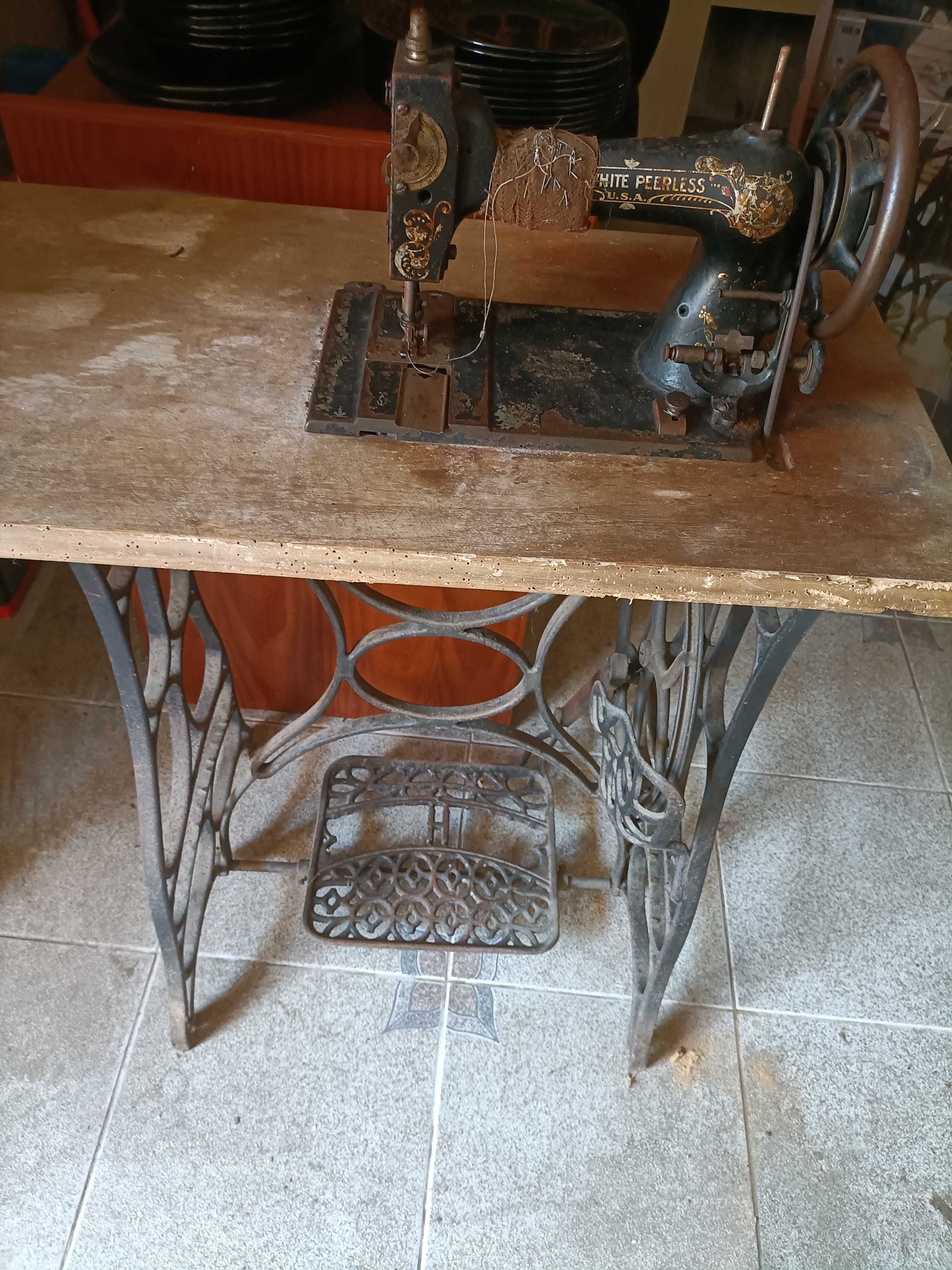 Máquina de costura muito antiga