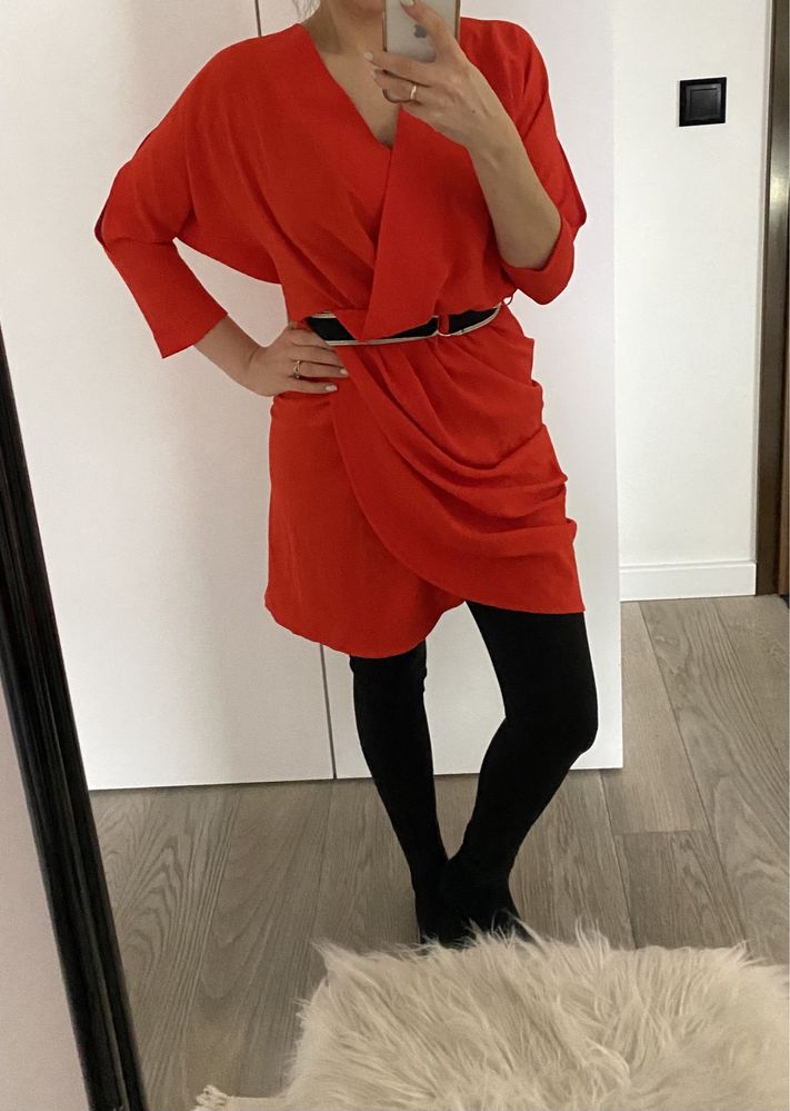 Sukienka kopertowa czerwona z paskiem w talii Motive&Moore S/M
