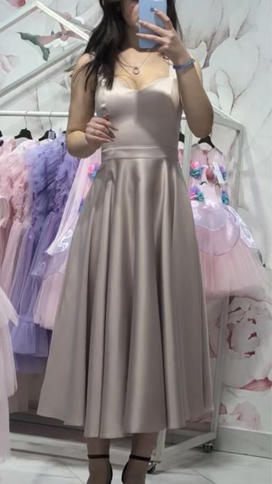 Розкішна сукня з королівського атласу