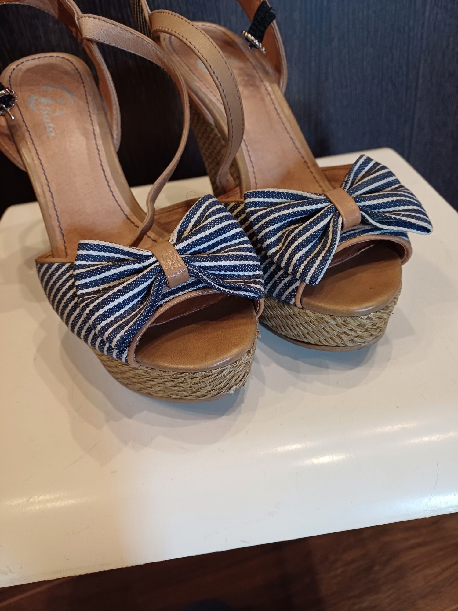Sandały Bata na koturnie 37, pin-up